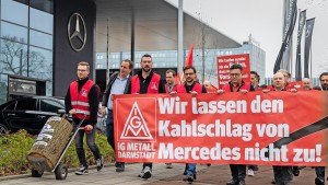 Mercedes-Mitarbeiter protestieren gegen Verkauf