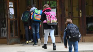 Uni Oxford testet Corona-Impfstoff an Kindern und Jugendlichen