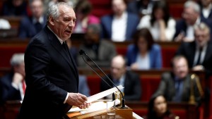 Bayrou kommt den Sozialisten entgegen