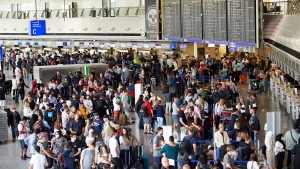 Viele Touristen am Frankfurter Flughafen gestrandet