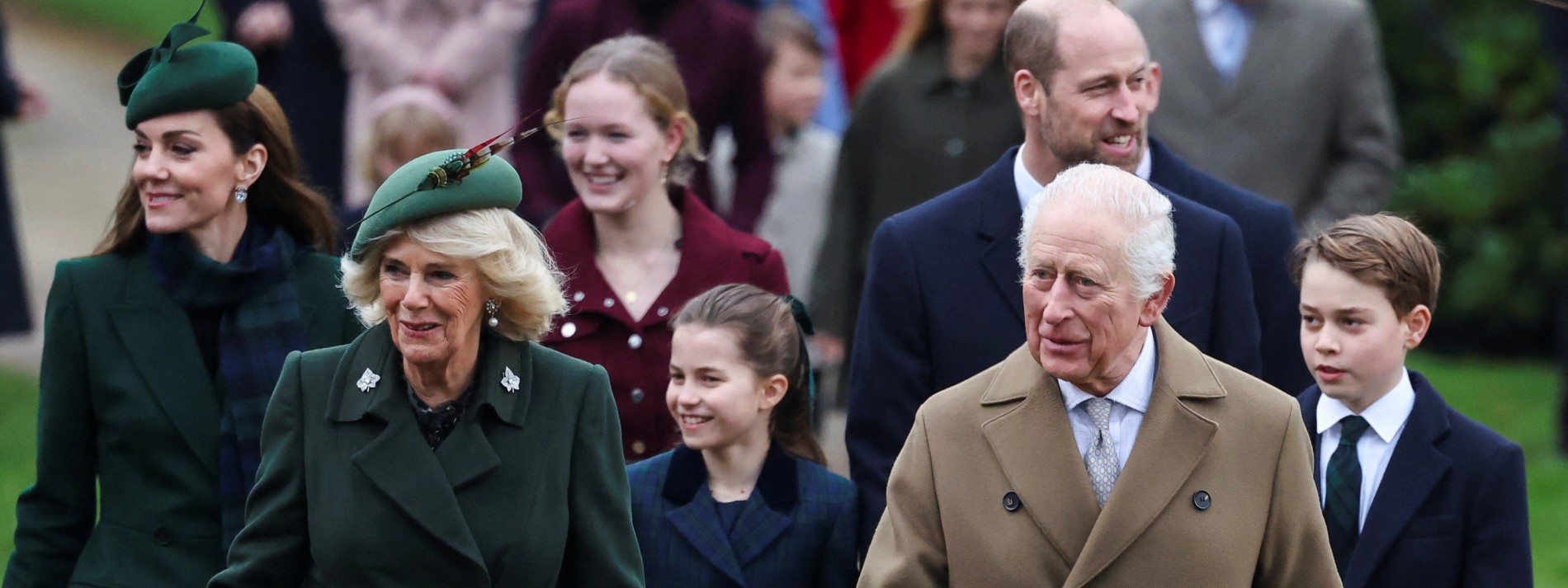 Royals spazieren gemeinsam zum traditionellen Gottesdienst