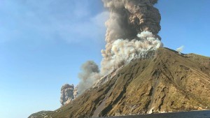 Lava fällt vom Himmel wie Feuerregen