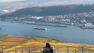 Sieben Weltkriegsbomben am Rhein entschärft