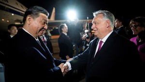 Xi Jinping wird von Viktor Orbán empfangen
