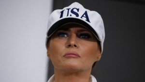 Rauch zwingt Flugzeug von Melania Trump zur Rückkehr