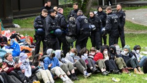 Polizei räumt Hof der FU Berlin