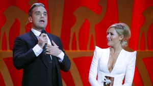 Robbie Williams singt mit Helene Fischer