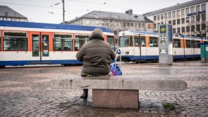 Seniorin in Straßenbahn ausgeraubt