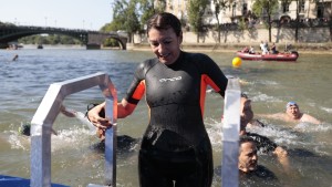 Bürgermeisterin von Paris schwimmt in der Seine