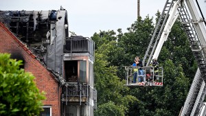 Leichtflugzeug stürzt in Dachgeschosswohnung