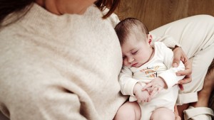 Müssen Kinder möglichst früh alleine schlafen können?