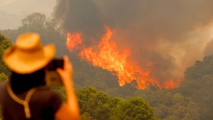 Menschen fliehen vor Waldbrand