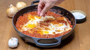 Shakshuka – oder: Tomaten-Zwiebel-Paprika-Eintopf mit Spiegeleiern