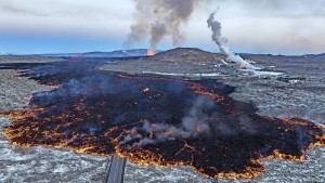 Mit Wasserwerfern kämpfen sie gegen den Lavastrom