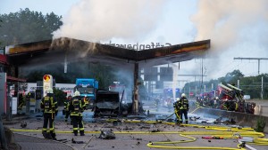 Mit Vollgas in die Tankstelle gerast