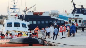 Italiens Küstenwache und „Sea Watch 4“ helfen  „Louise Michel“ 