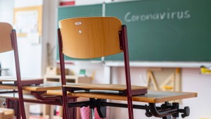 Schulen sollen mit Abschlussklassen und Kernfächern wieder beginnen