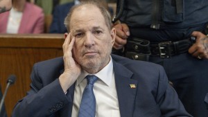 Weinstein nach Urteils-Aufhebung vor Gericht erschienen