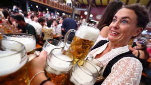 Ausgelassene Stimmung zum Oktoberfest-Start