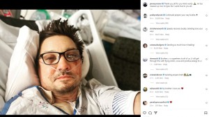 Jeremy Renner postet Foto aus dem Klinikbett