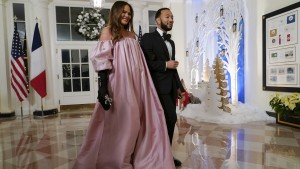 Chrissy Teigen und John Legend stellen Tochter vor