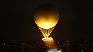 Olympischer Heißluftballon kehrt nach Paris zurück