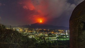 Lava-Fontänen am Nachthimmel