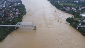 Brücke bricht über reißendem Fluss zusammen