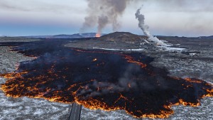 Lava läuft auf den Parkplatz des beliebten Thermalbads Blaue Lagune