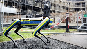 Polizei setzt Roboter im ausgebrannten Mehrfamilienhaus ein