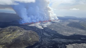 Auf Island spuckt der Boden wieder Lava