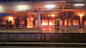 Warum brannte ein Zug lichterloh im S-Bahnhof ?