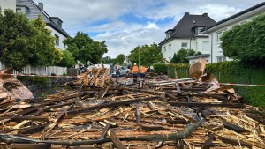 Starker Wind deckt Dach von Kirche in Hagen ab