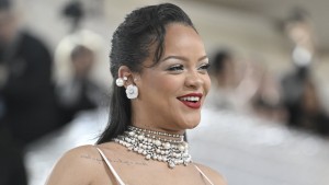 Rihanna stellt Sohn Riot Rose vor