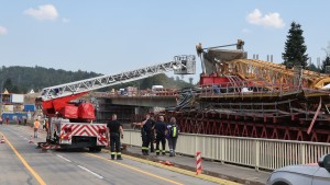 Kran stürzt auf Brückenbaustelle um – ein Toter