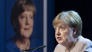 Merkel kritisiert Merz – und erhält Lob