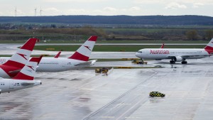 Flugzeug der Austrian Airlines durch Hagel stark beschädigt