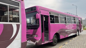 Islamabad führt pinkfarbene Busse für Frauen ein