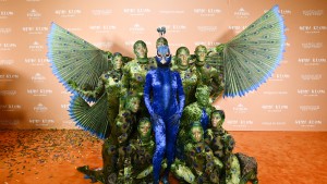 Heidi Klum feiert Halloween als schillernder Pfau