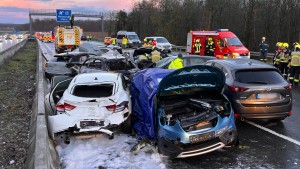 Zwei Tote und viele Verletzte bei Massenkarambolage