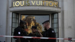 Messerattacke auf Polizisten nahe Pariser Champs-Élysées