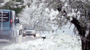 Schnee und Eis behindern Autofahrer im Süden