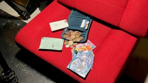 Portemonnaie nach 23 Jahren zwischen Kinosesseln wiedergefunden