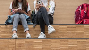 Die tägliche Qual mit den Smartphones in der Schule