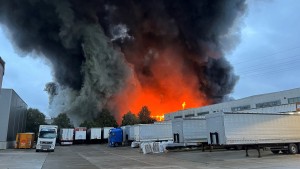 Lagerhalle in Berlin vollständig abgebrannt