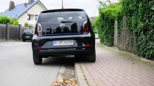 Anwohner können gegen Autos auf Gehwegen vorgehen