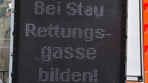 Helfer werden auf Autobahn blockiert