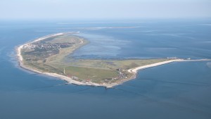 Junge am Strand beim Buddeln verschüttet