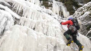 Deutsche Alpinisten stürzen von gefrorenem Wasserfall ab