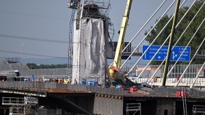 Ein Toter und sechs Verletzte bei schwerem Unfall